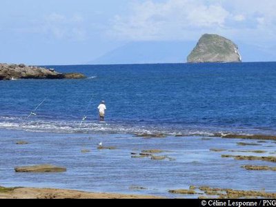 pêcheur face à l'Ilet Tete-à-l'Anglais